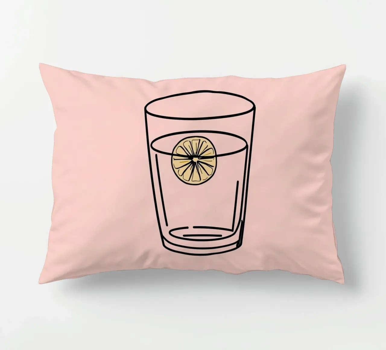 Bevanda rinfrescante in un bicchiere trasparente con una fetta di limone cuscino da DesignDoodle