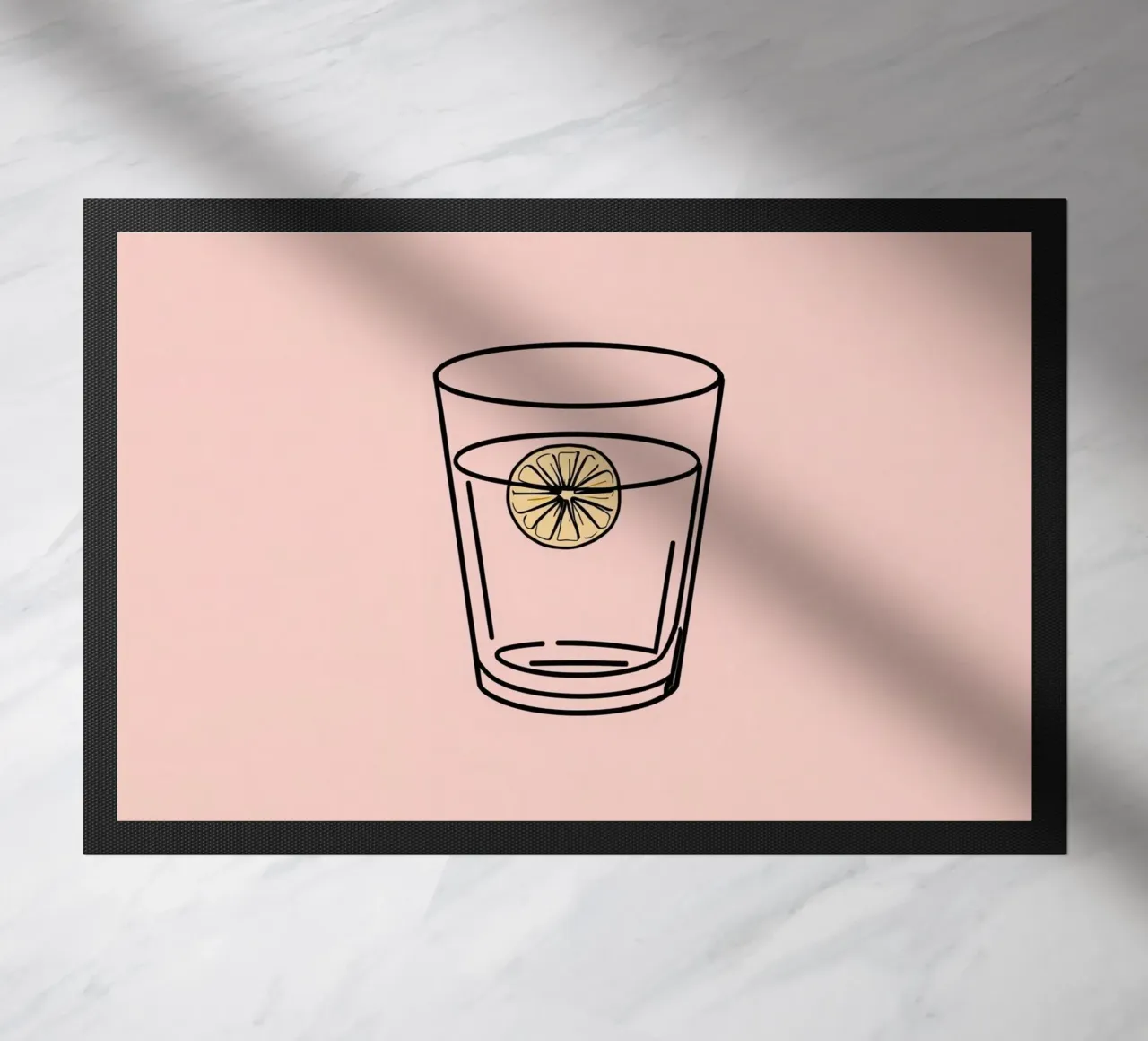 Bevanda rinfrescante in un bicchiere trasparente con una fetta di limone zerbino da DesignDoodle