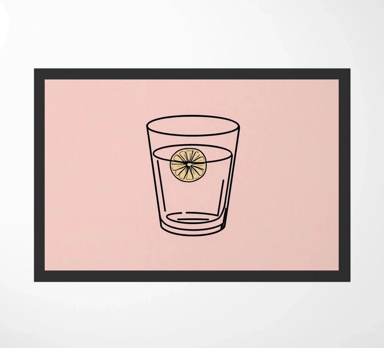 Bevanda rinfrescante in un bicchiere trasparente con una fetta di limone zerbino da DesignDoodle
