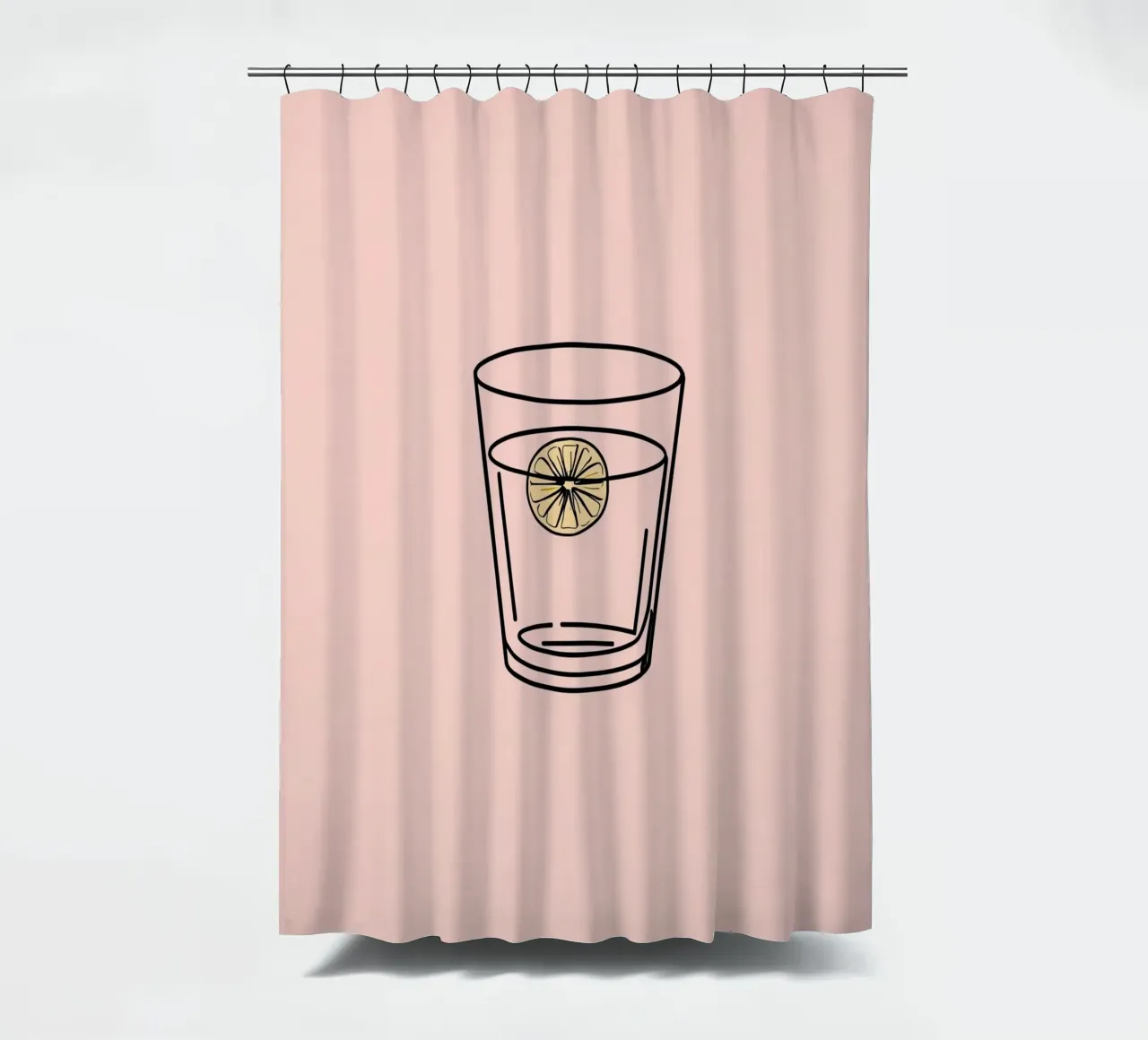 Bebida refrescante en vaso transparente con una rodaja de limón cortina de baño de DesignDoodle