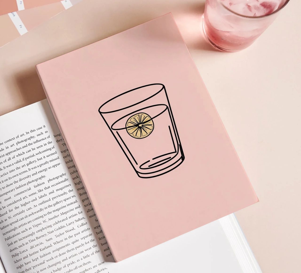 Bevanda rinfrescante in un bicchiere trasparente con una fetta di limone diario da DesignDoodle
