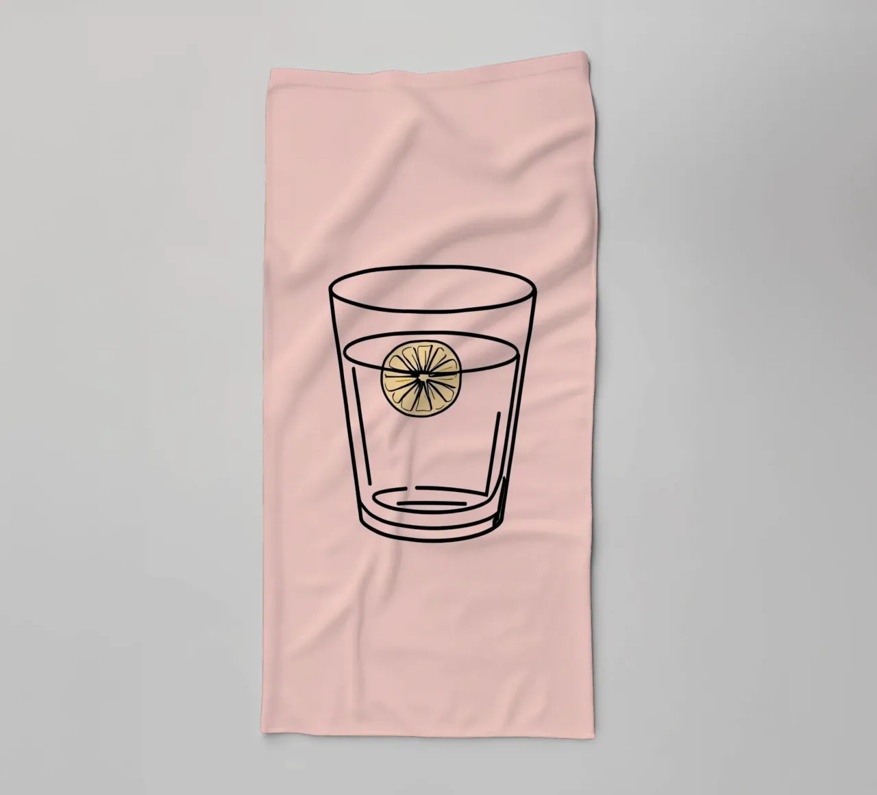 Bevanda rinfrescante in un bicchiere trasparente con una fetta di limone asciugamano da bagno da DesignDoodle