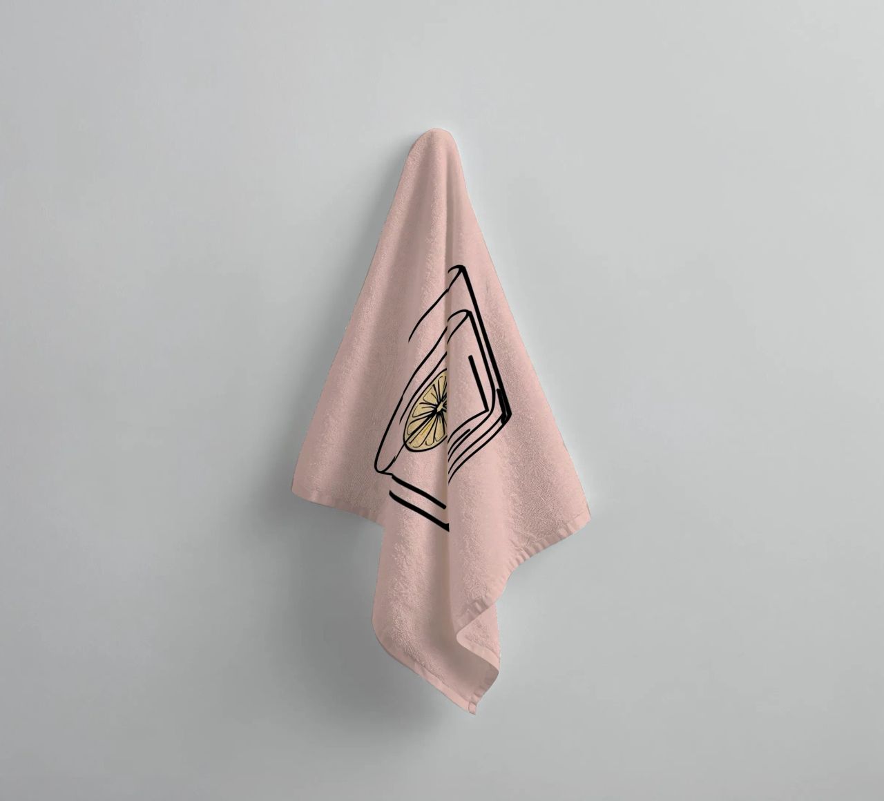 Bevanda rinfrescante in un bicchiere trasparente con una fetta di limone asciugamano da bagno da DesignDoodle