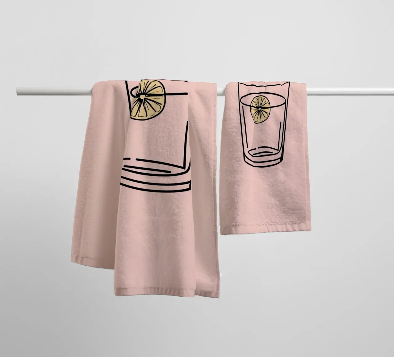 Bevanda rinfrescante in un bicchiere trasparente con una fetta di limone asciugamano da bagno da DesignDoodle