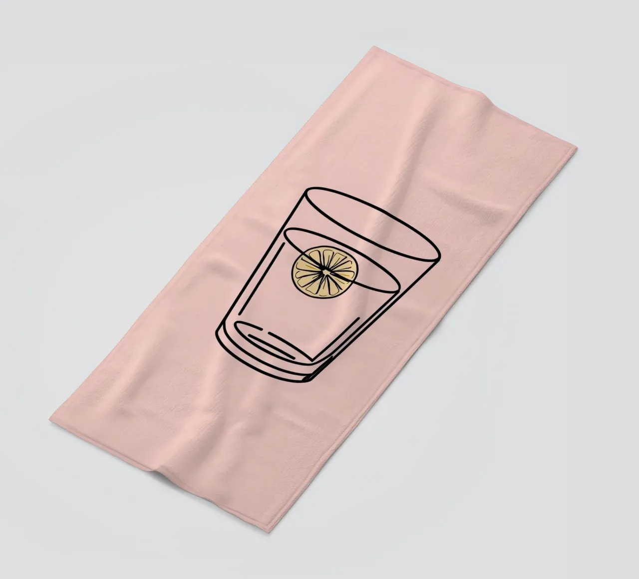 Bevanda rinfrescante in un bicchiere trasparente con una fetta di limone telo mare da DesignDoodle