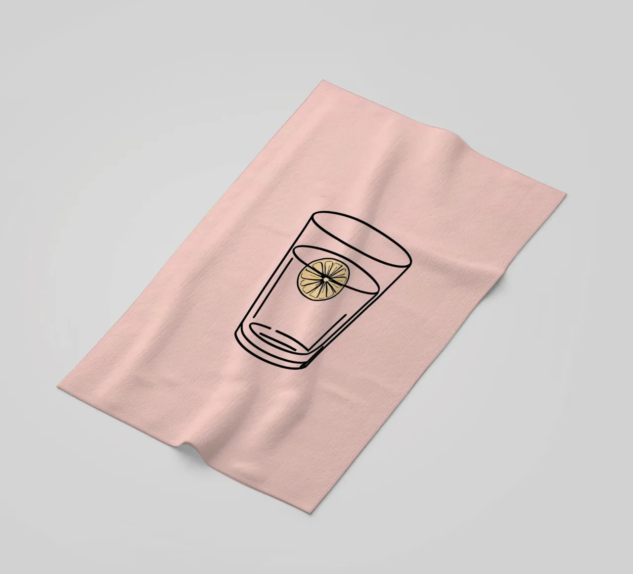 Bevanda rinfrescante in un bicchiere trasparente con una fetta di limone telo mare da DesignDoodle