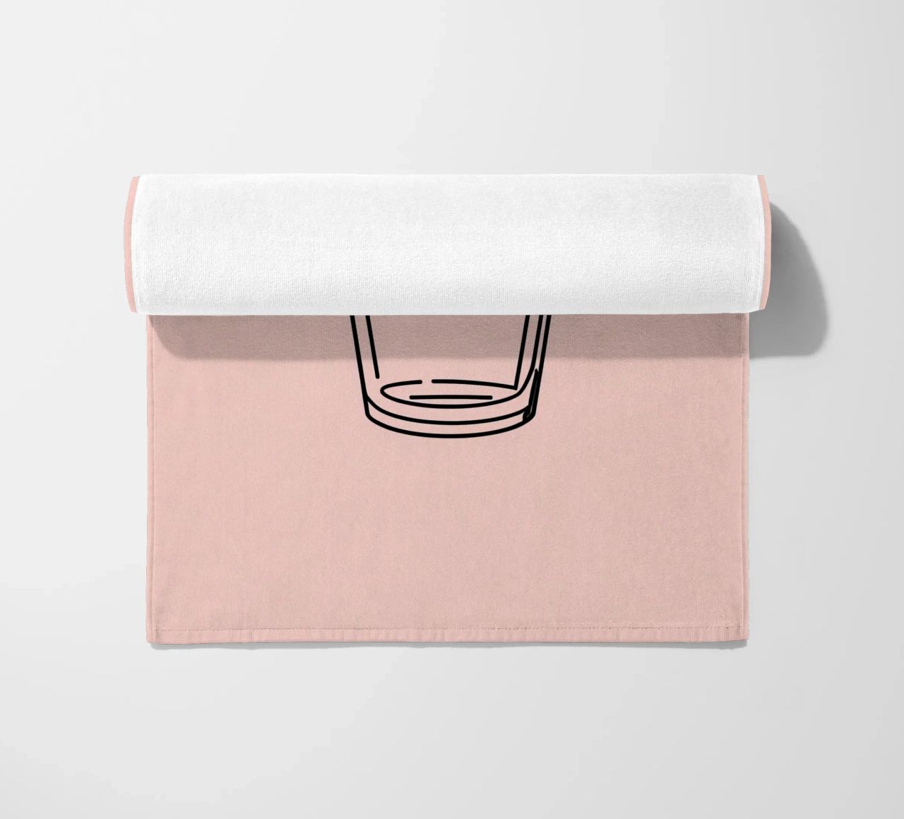 Bevanda rinfrescante in un bicchiere trasparente con una fetta di limone telo mare da DesignDoodle