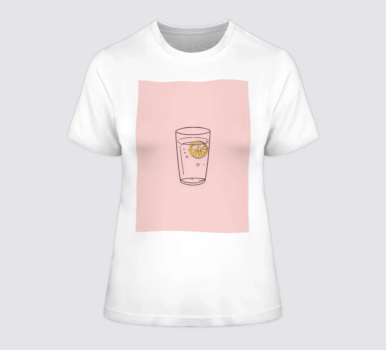 Bevanda rinfrescante servita in un bicchiere trasparente con fetta di limone t-shirt da donna da DesignDoodle