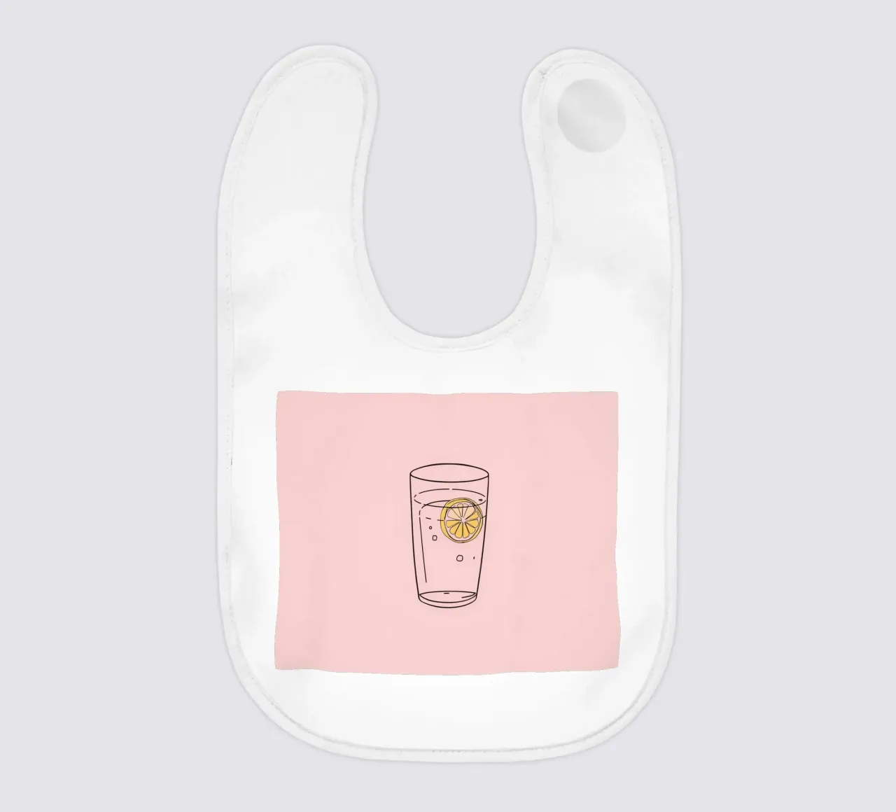 Erfrischungsgetränk, serviert in einem klaren Glas mit Zitronenscheibe Babylätzchen von DesignDoodle