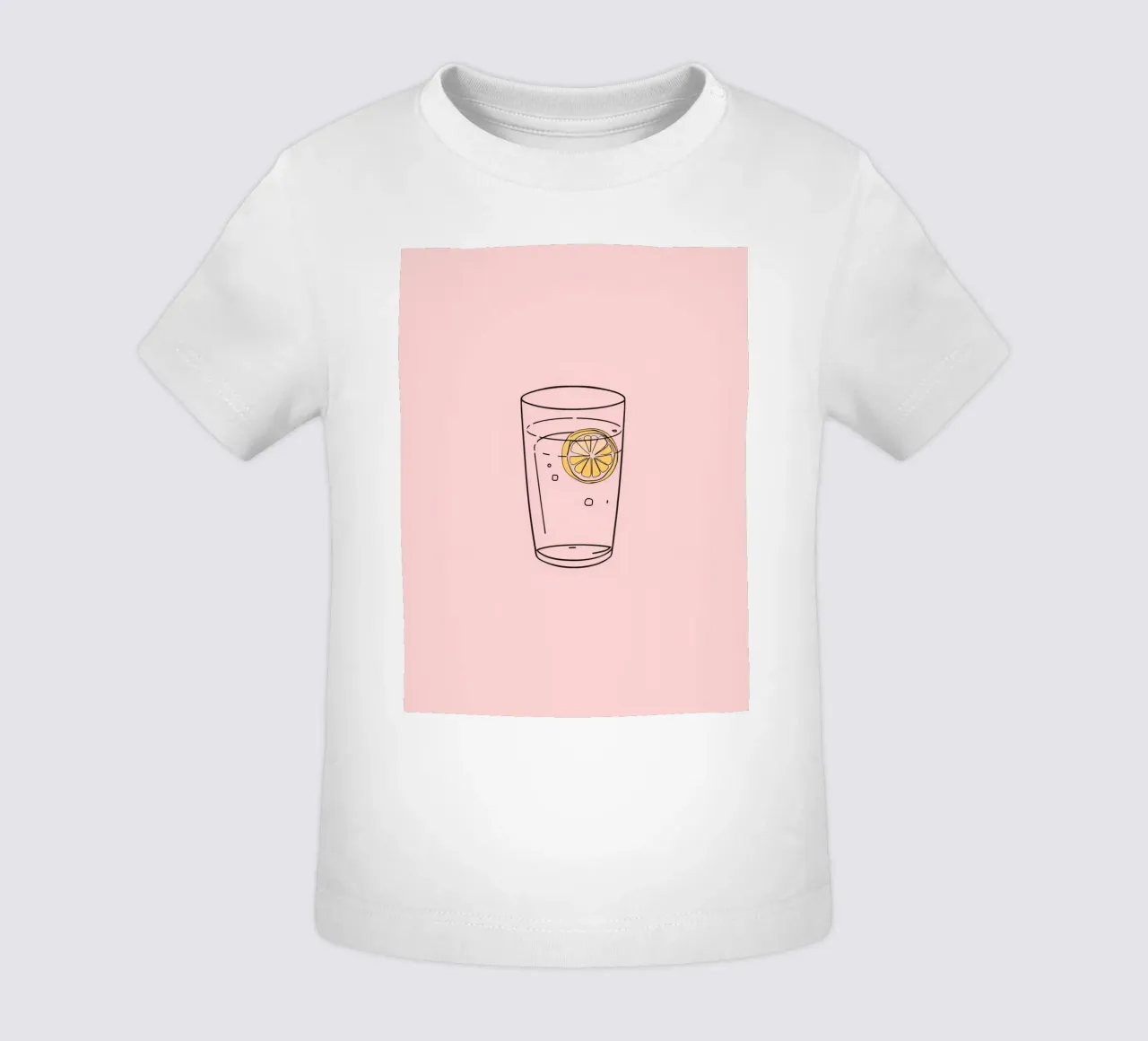Bevanda rinfrescante servita in un bicchiere trasparente con fetta di limone maglietta neonato da DesignDoodle