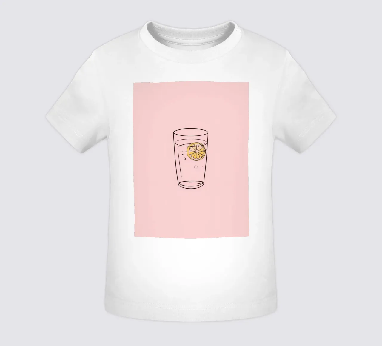 Erfrischungsgetränk, serviert in einem klaren Glas mit Zitronenscheibe Baby T-Shirt von DesignDoodle