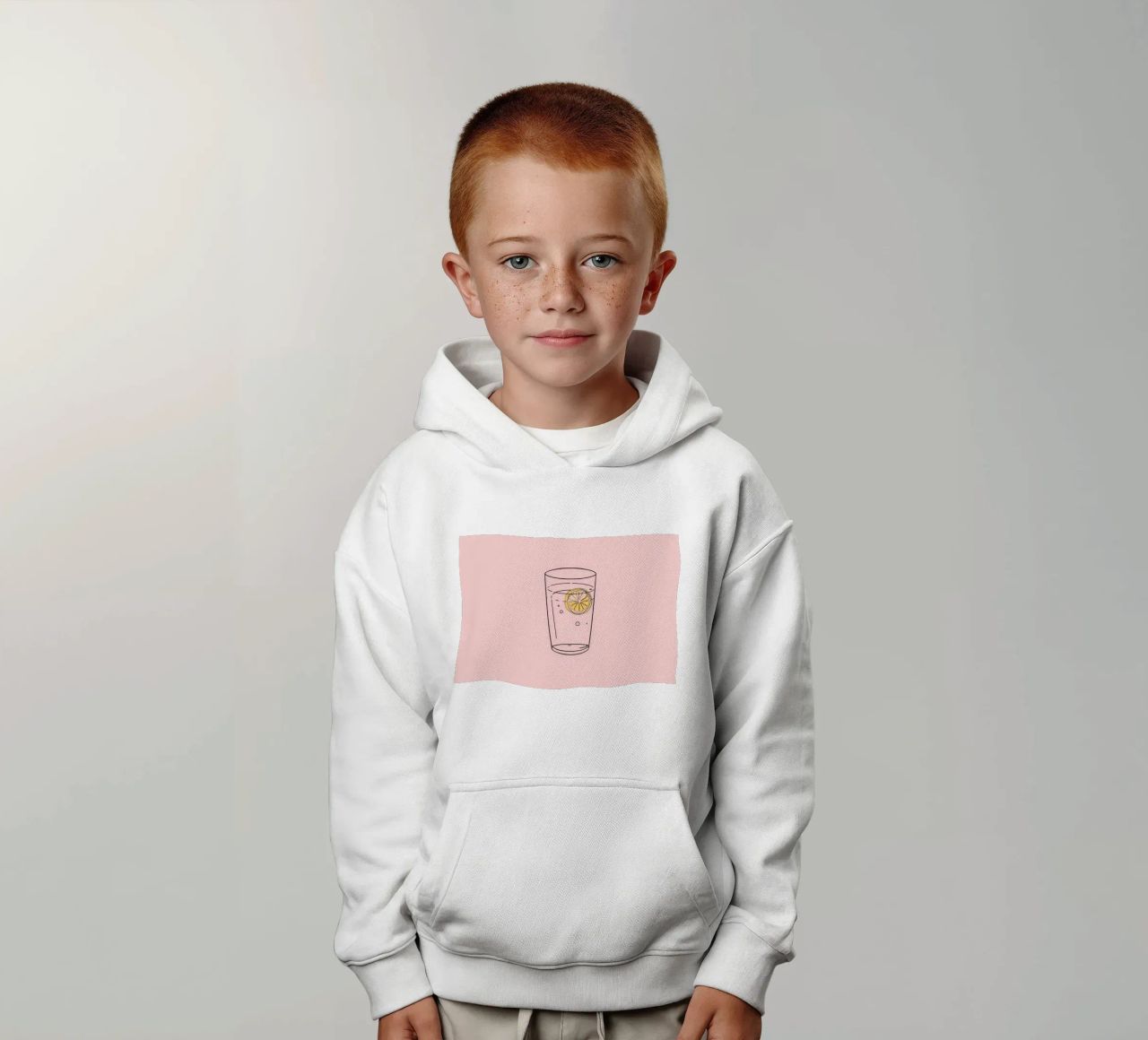 Bevanda rinfrescante servita in un bicchiere trasparente con fetta di limone felpa bambino con cappuccio da DesignDoodle