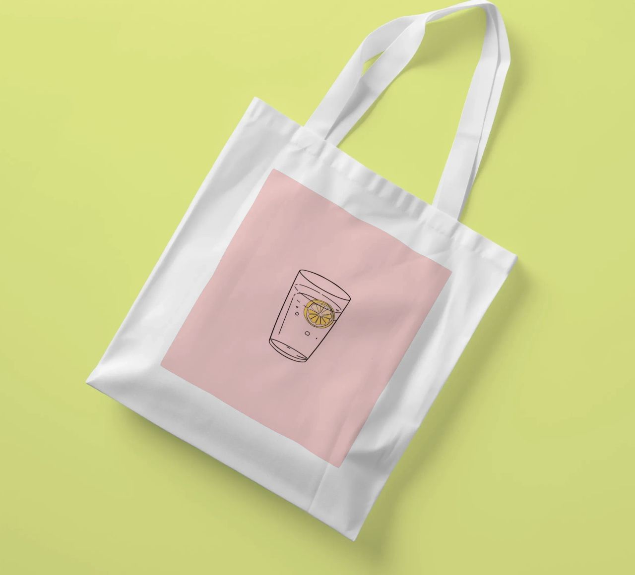 Bevanda rinfrescante servita in un bicchiere trasparente con fetta di limone borsa in juta da DesignDoodle