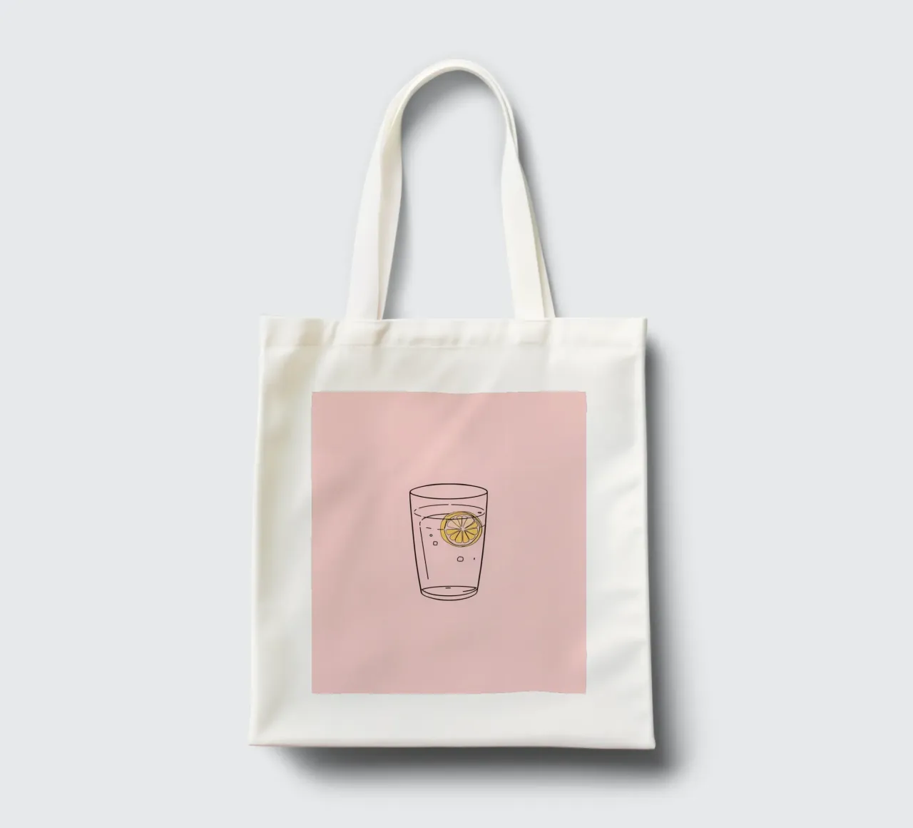 Bebida refrescante servida en vaso transparente con rodaja de limón tote bag de DesignDoodle