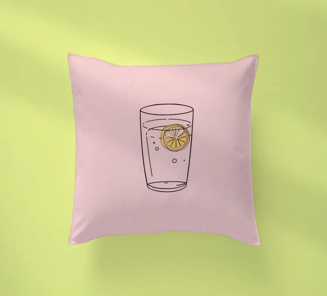 Bevanda rinfrescante servita in un bicchiere trasparente con fetta di limone cuscino da DesignDoodle