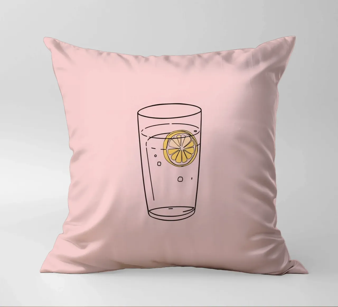Erfrischungsgetränk, serviert in einem klaren Glas mit Zitronenscheibe Kissen von DesignDoodle
