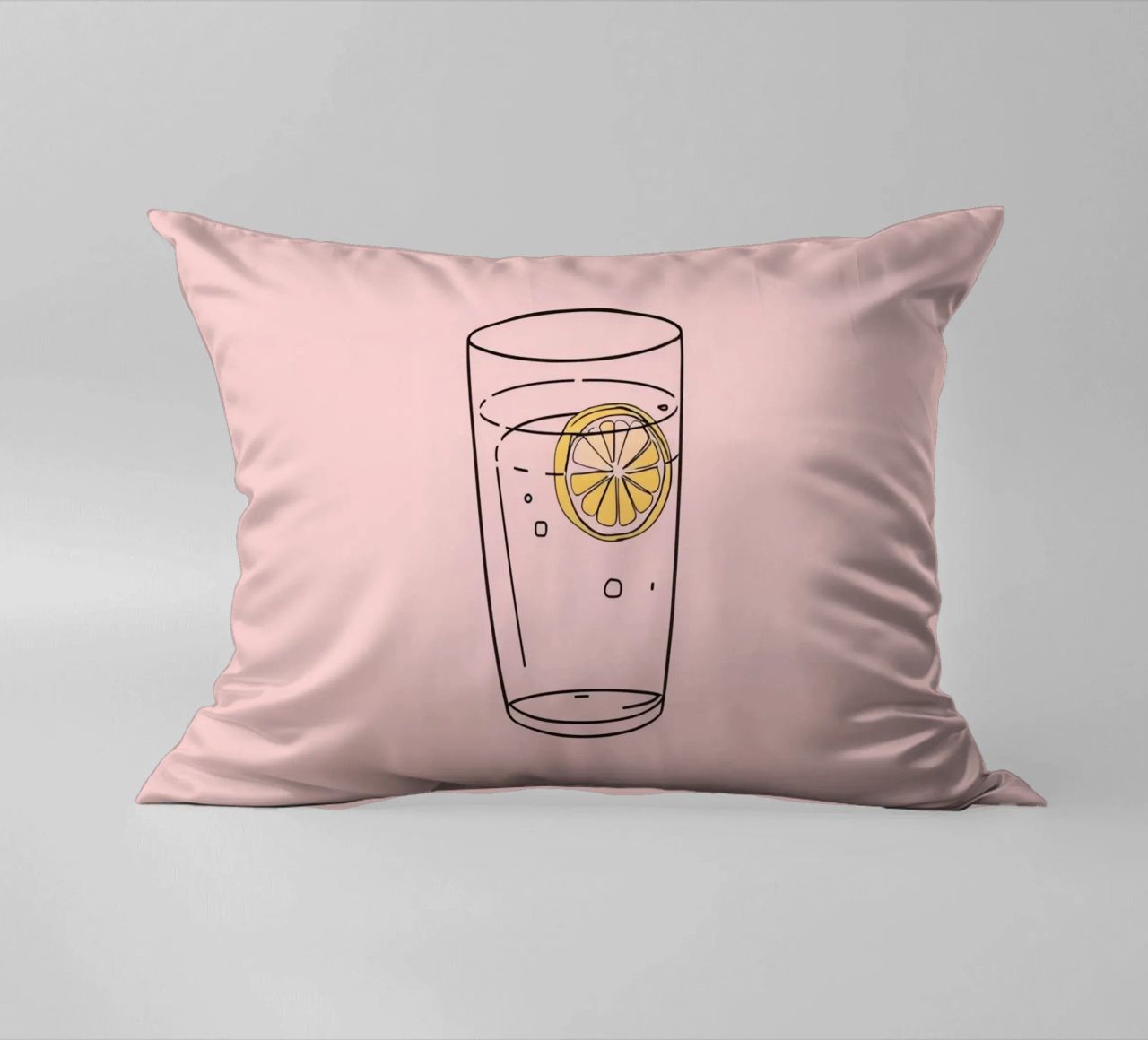 Bevanda rinfrescante servita in un bicchiere trasparente con fetta di limone cuscino da DesignDoodle