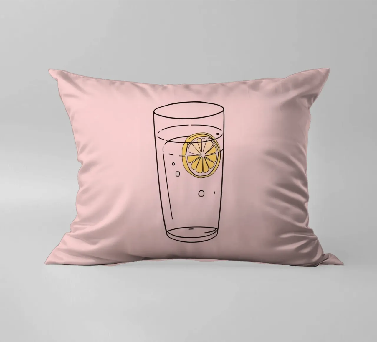 Bevanda rinfrescante servita in un bicchiere trasparente con fetta di limone cuscino da DesignDoodle