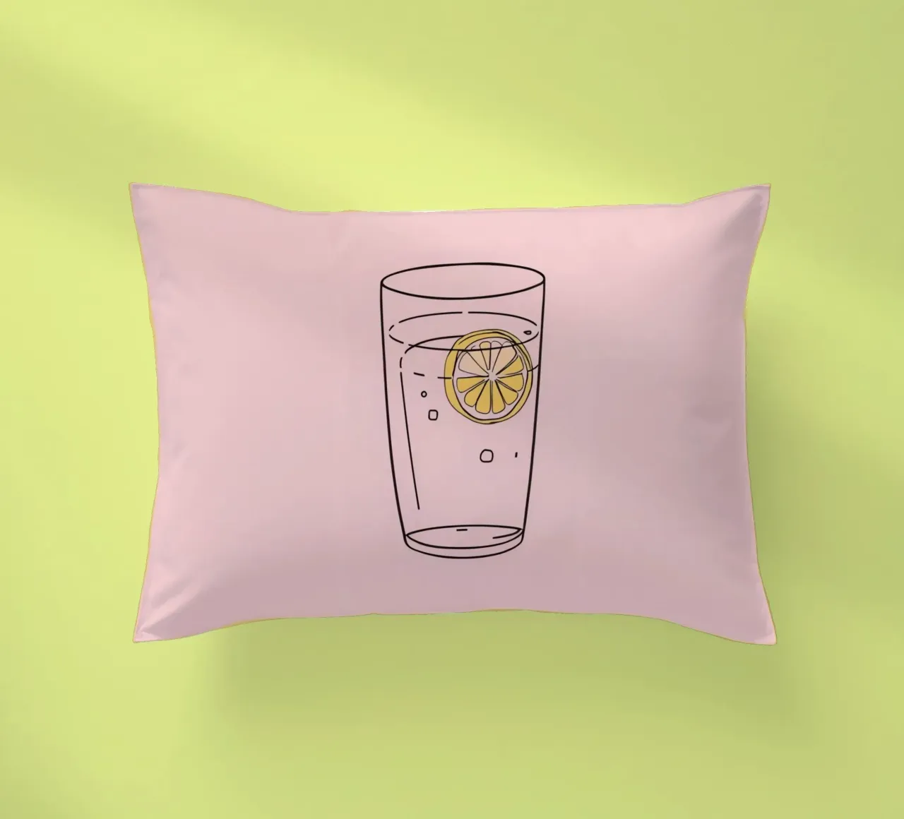 Bevanda rinfrescante servita in un bicchiere trasparente con fetta di limone cuscino da DesignDoodle