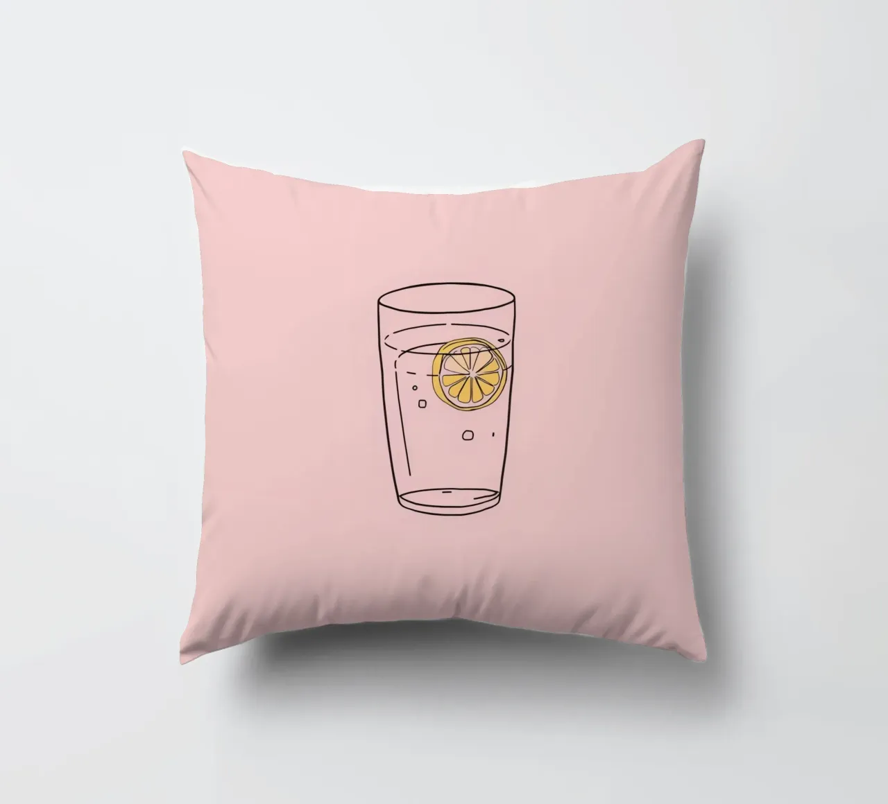 Bevanda rinfrescante servita in un bicchiere trasparente con fetta di limone cuscino da DesignDoodle