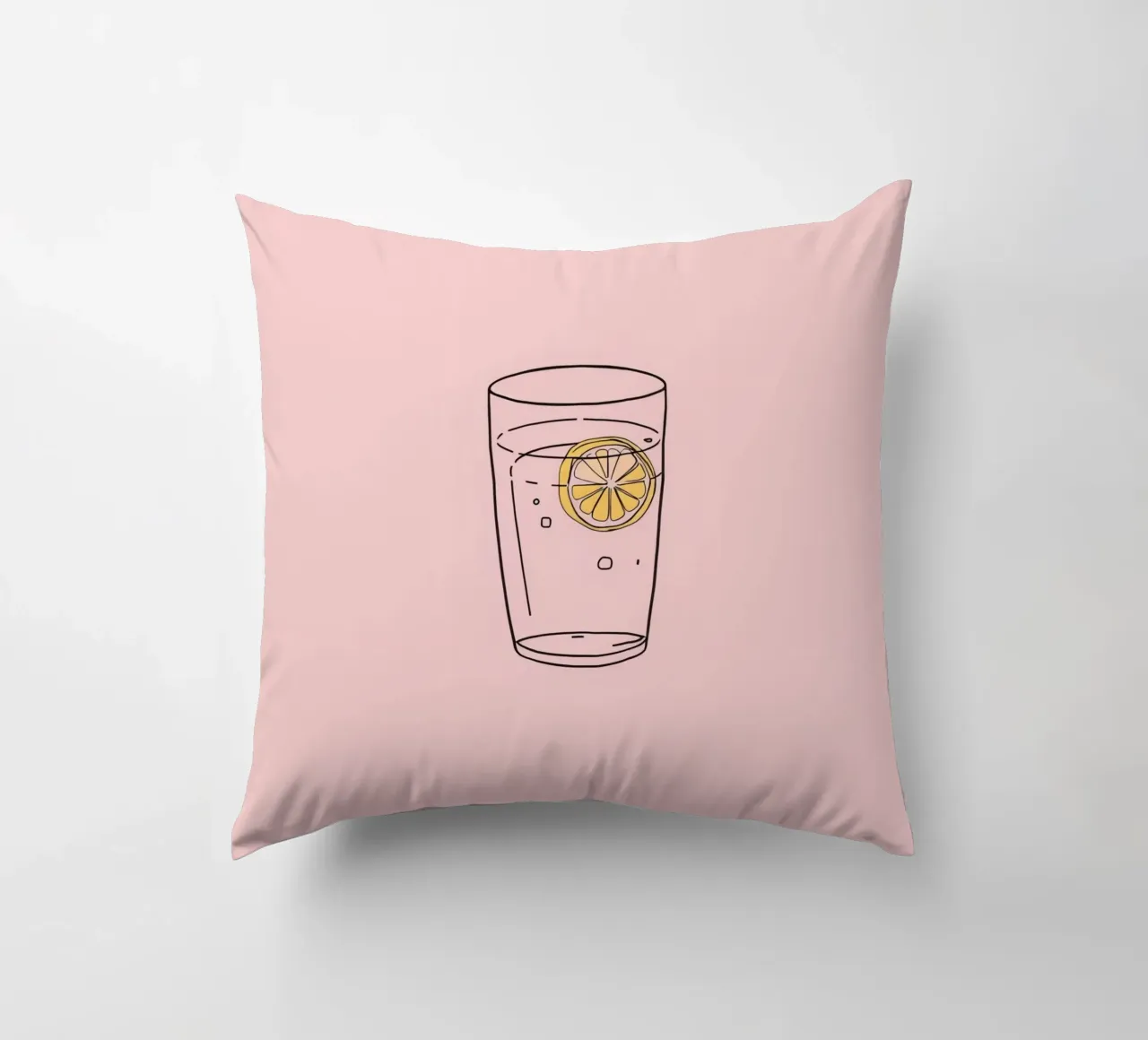 Erfrischungsgetränk, serviert in einem klaren Glas mit Zitronenscheibe Kissen von DesignDoodle