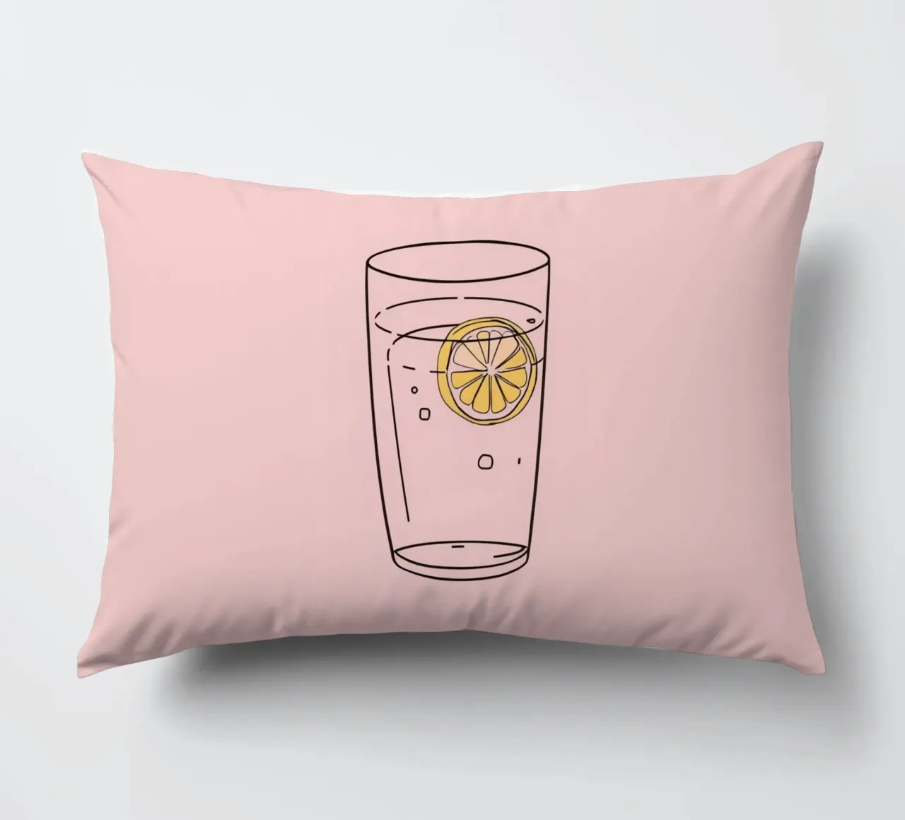 Bevanda rinfrescante servita in un bicchiere trasparente con fetta di limone cuscino da DesignDoodle