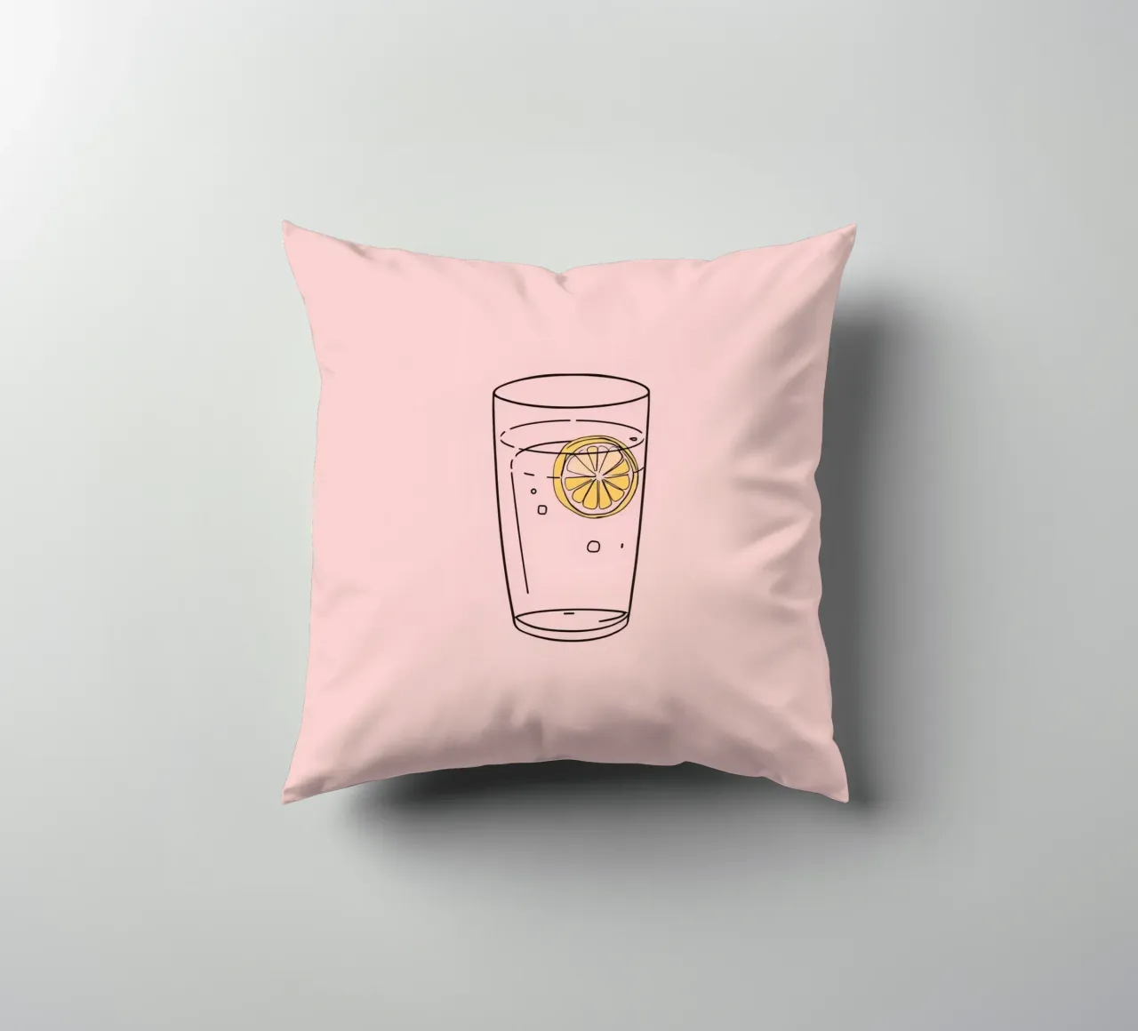 Erfrischungsgetränk, serviert in einem klaren Glas mit Zitronenscheibe Kissen von DesignDoodle