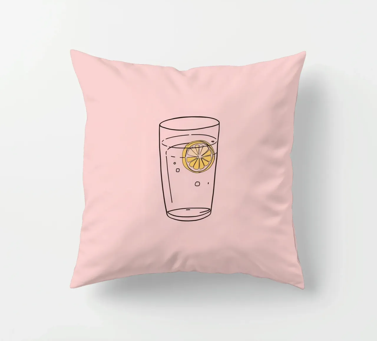 Bevanda rinfrescante servita in un bicchiere trasparente con fetta di limone cuscino da DesignDoodle