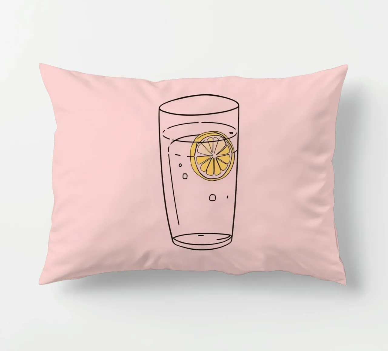 Bevanda rinfrescante servita in un bicchiere trasparente con fetta di limone cuscino da DesignDoodle