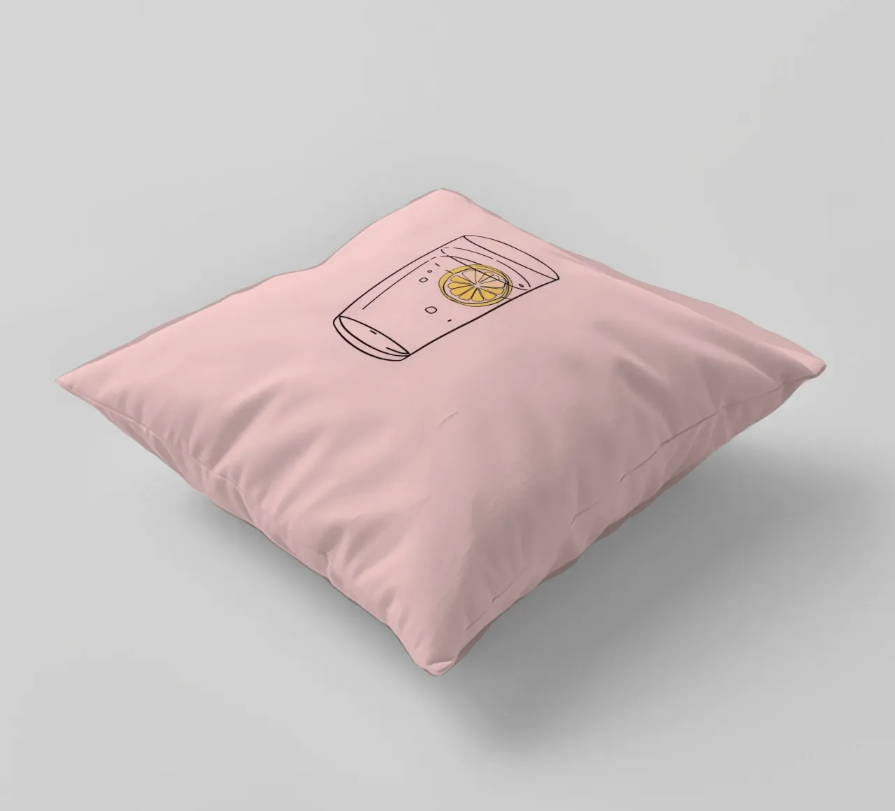 Bevanda rinfrescante servita in un bicchiere trasparente con fetta di limone cuscino da DesignDoodle