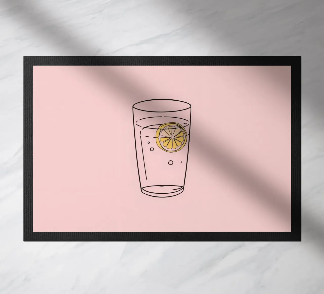 Bevanda rinfrescante servita in un bicchiere trasparente con fetta di limone zerbino da DesignDoodle