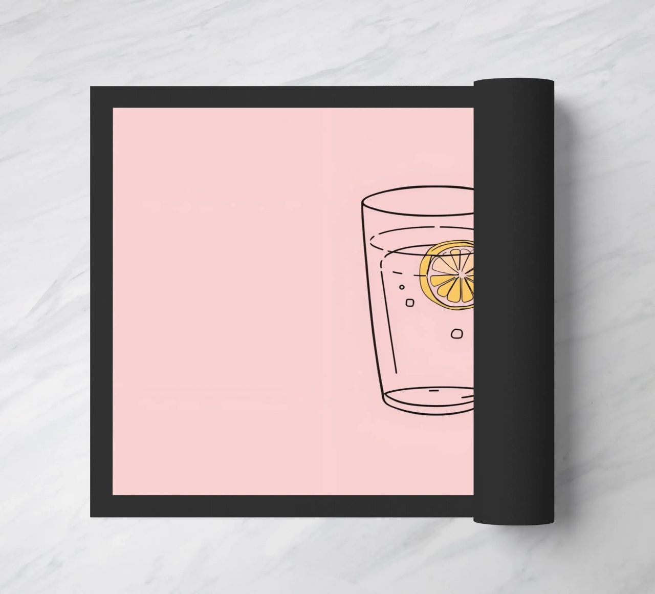 Bevanda rinfrescante servita in un bicchiere trasparente con fetta di limone zerbino da DesignDoodle