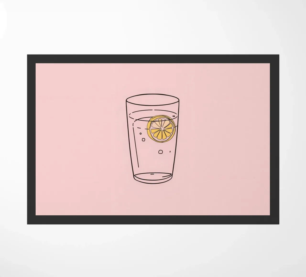 Bevanda rinfrescante servita in un bicchiere trasparente con fetta di limone zerbino da DesignDoodle