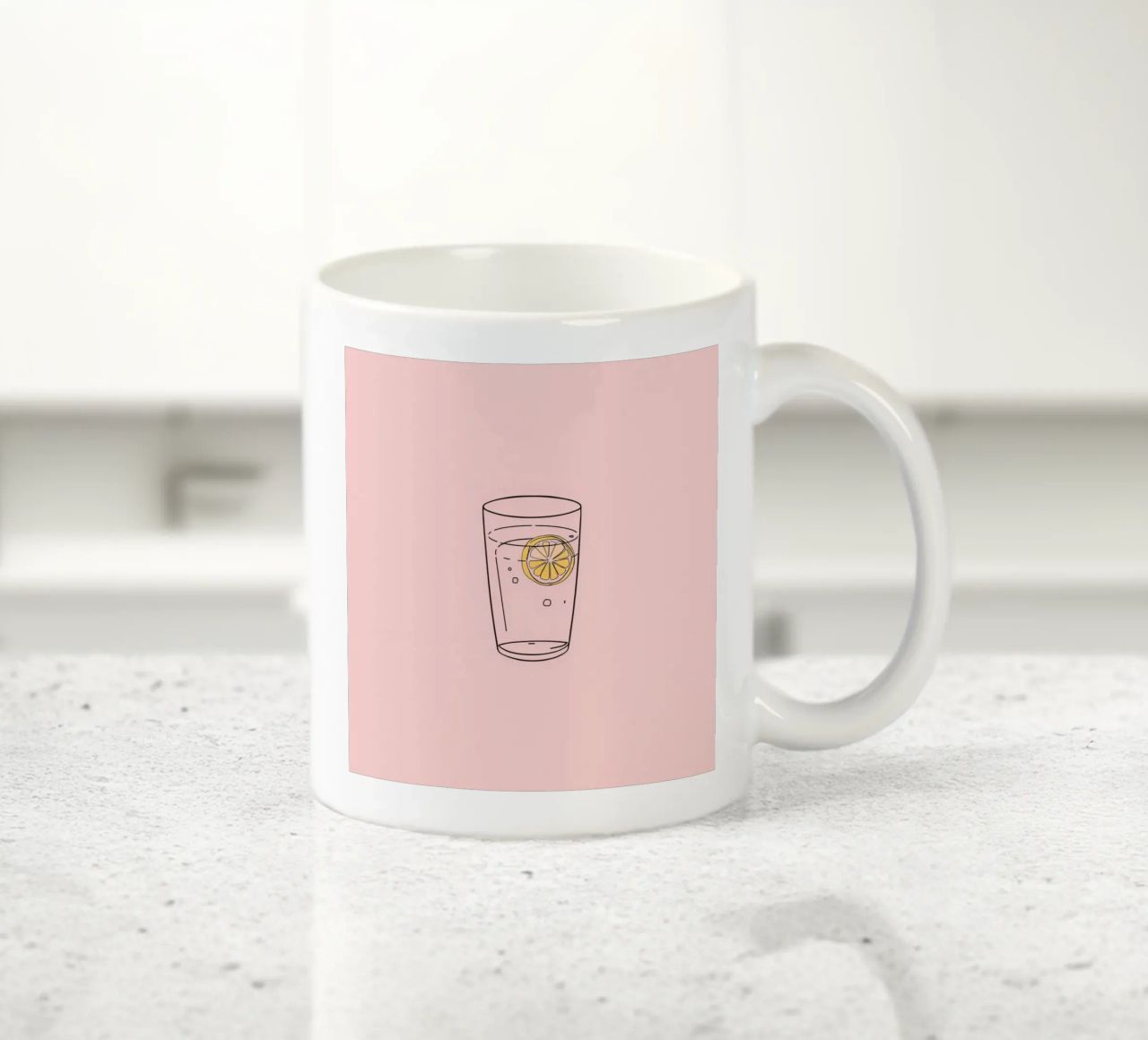 Bevanda rinfrescante servita in un bicchiere trasparente con fetta di limone tazza in ceramica da DesignDoodle