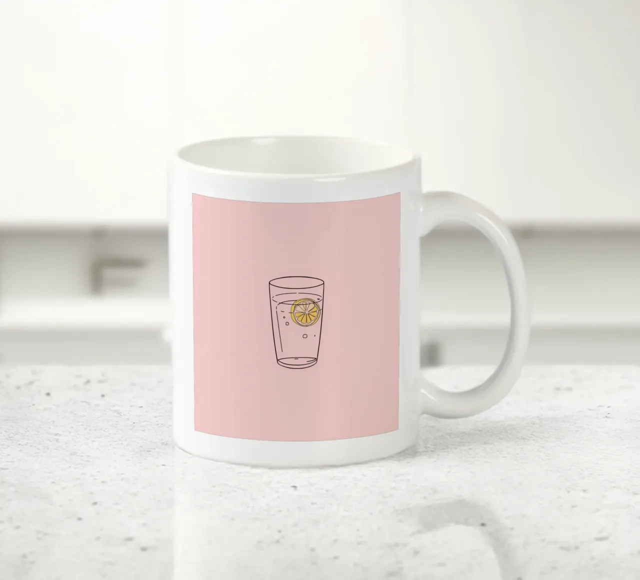 Erfrischungsgetränk, serviert in einem klaren Glas mit Zitronenscheibe Keramik Tasse von DesignDoodle