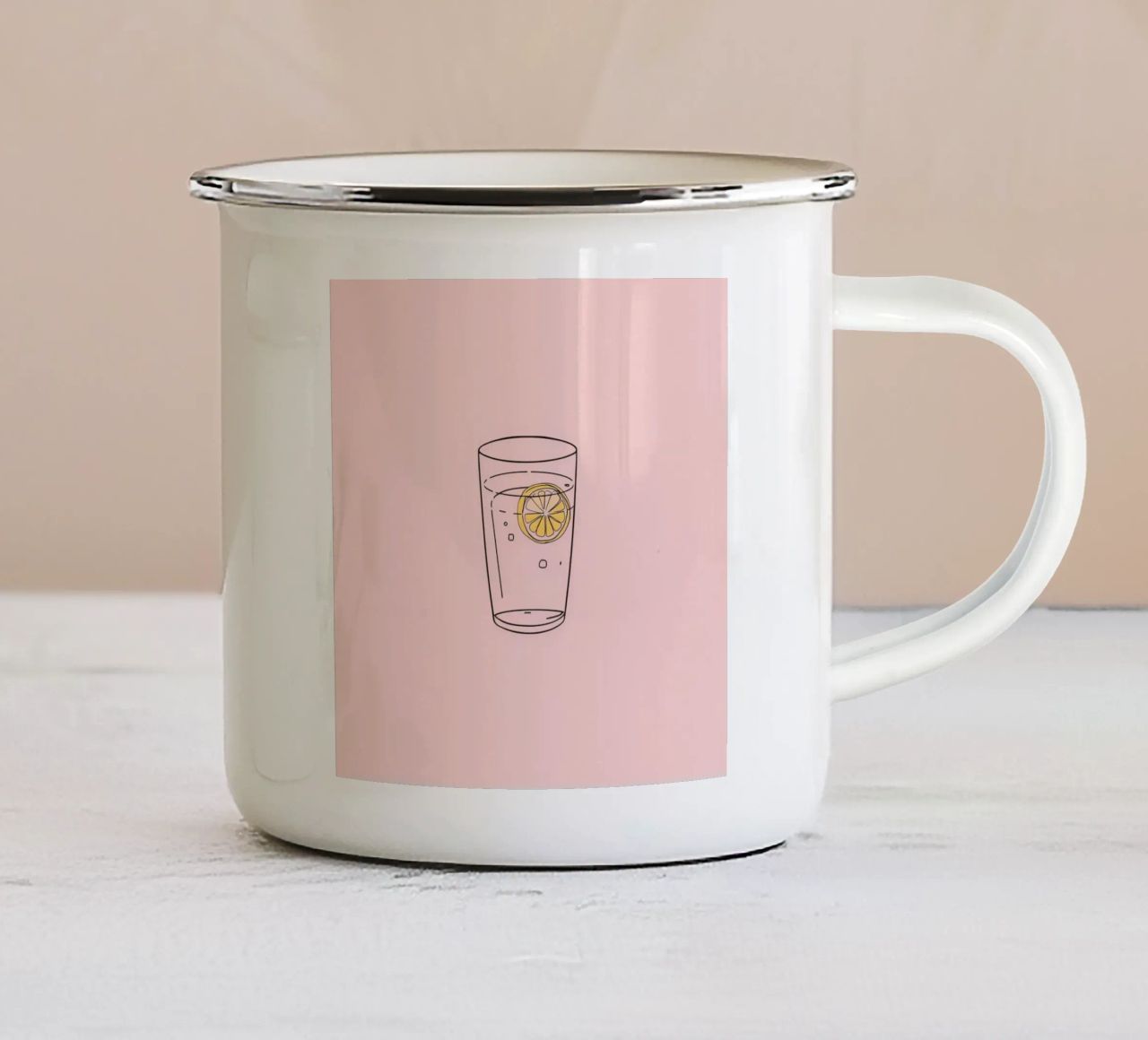 Bevanda rinfrescante servita in un bicchiere trasparente con fetta di limone tazza in smalto da DesignDoodle