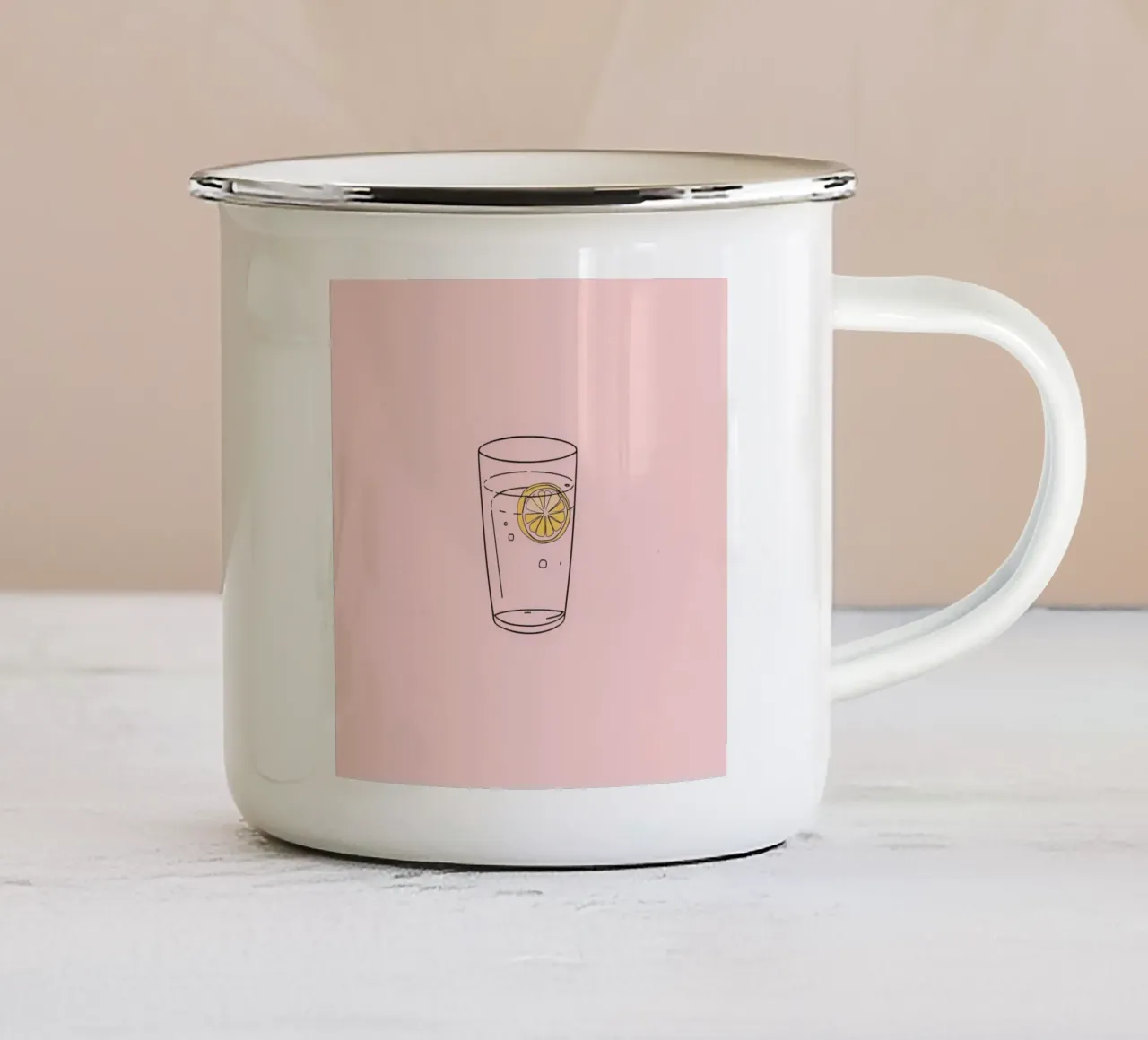 Boisson rafraîchissante servie dans un verre transparent avec une tranche de citron mug en émail de DesignDoodle