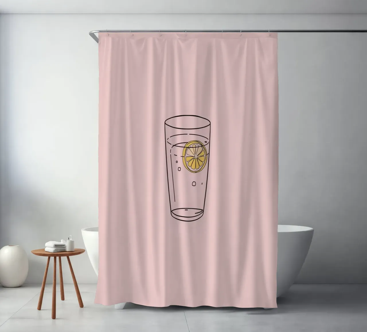 Bebida refrescante servida en vaso transparente con rodaja de limón cortina de baño de DesignDoodle