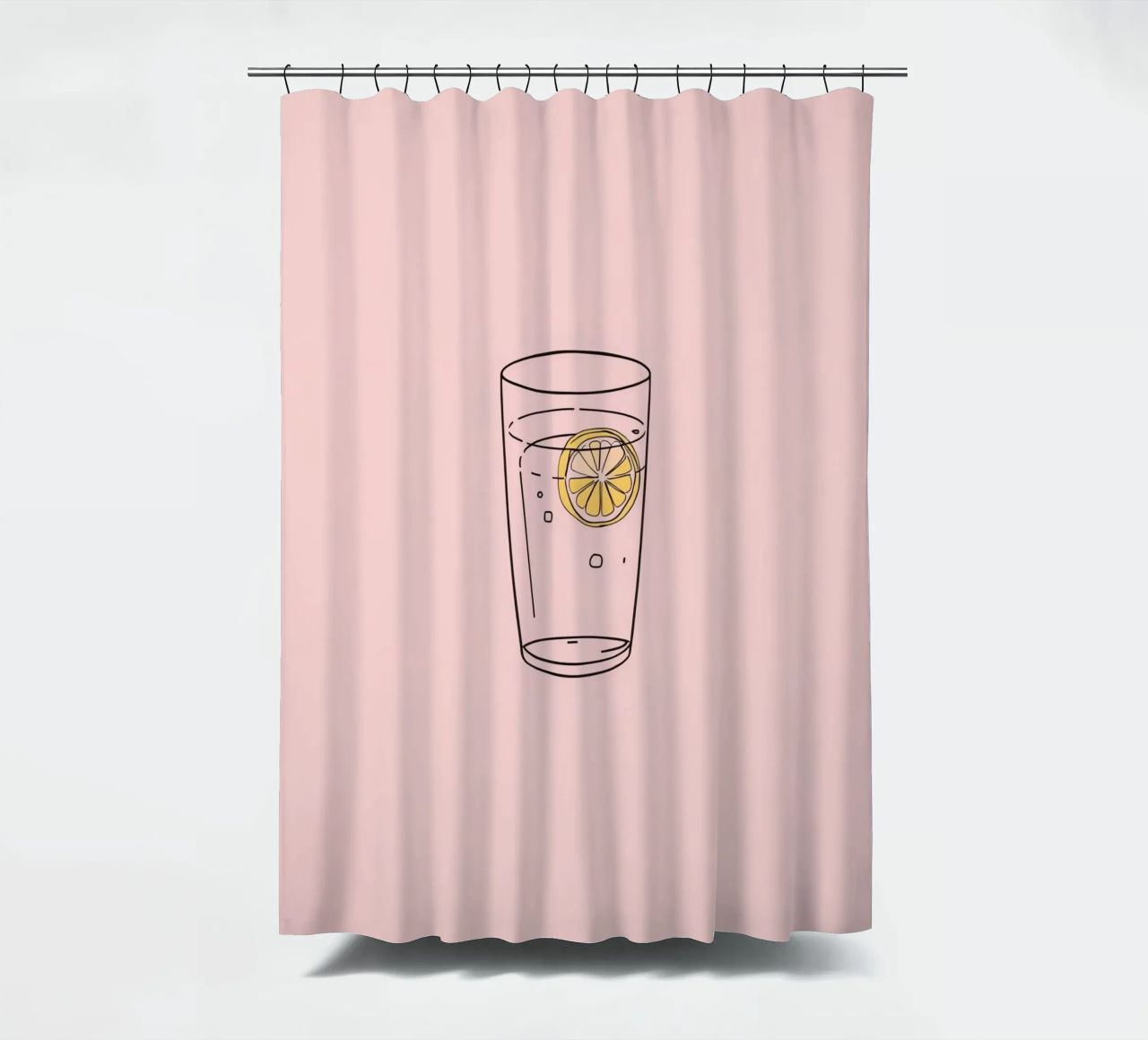 Bevanda rinfrescante servita in un bicchiere trasparente con fetta di limone tenda da doccia da DesignDoodle