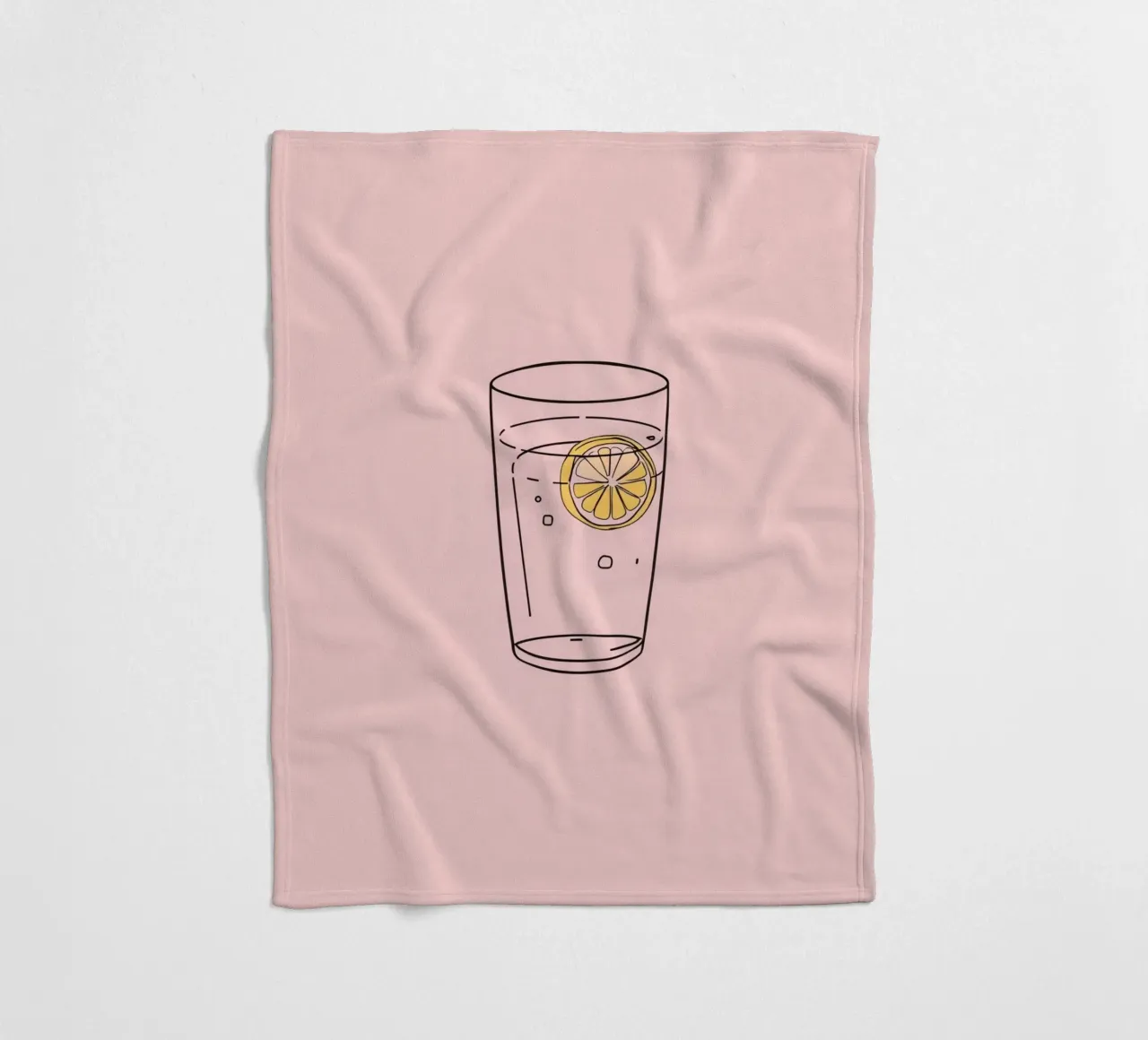 Bevanda rinfrescante servita in un bicchiere trasparente con fetta di limone coperta in pile da DesignDoodle