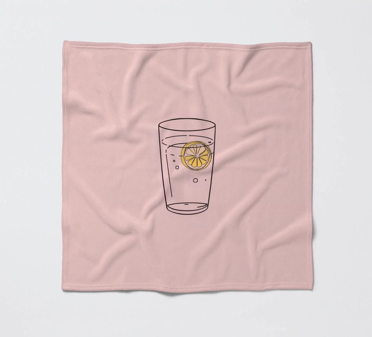 Bevanda rinfrescante servita in un bicchiere trasparente con fetta di limone coperta in pile da DesignDoodle