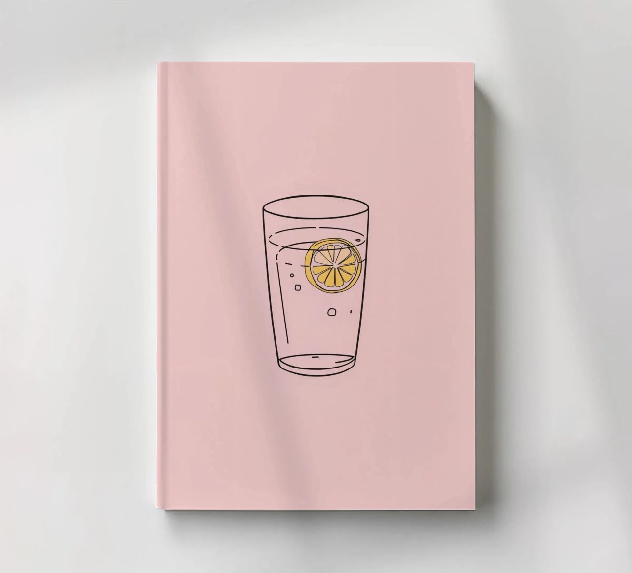 Bevanda rinfrescante servita in un bicchiere trasparente con fetta di limone diario da DesignDoodle