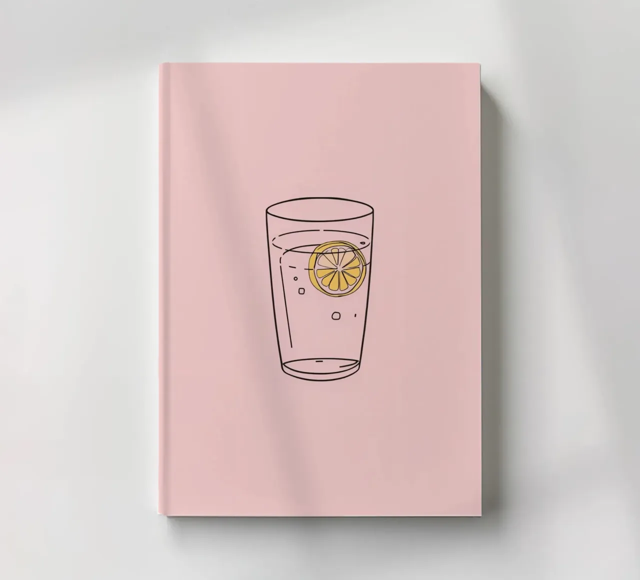 Boisson rafraîchissante servie dans un verre transparent avec une tranche de citron carnet de notes de DesignDoodle