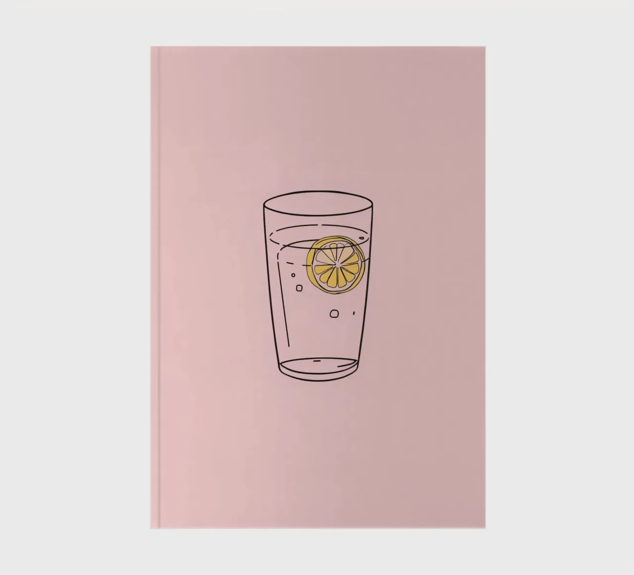 Boisson rafraîchissante servie dans un verre transparent avec une tranche de citron carnet de notes de DesignDoodle