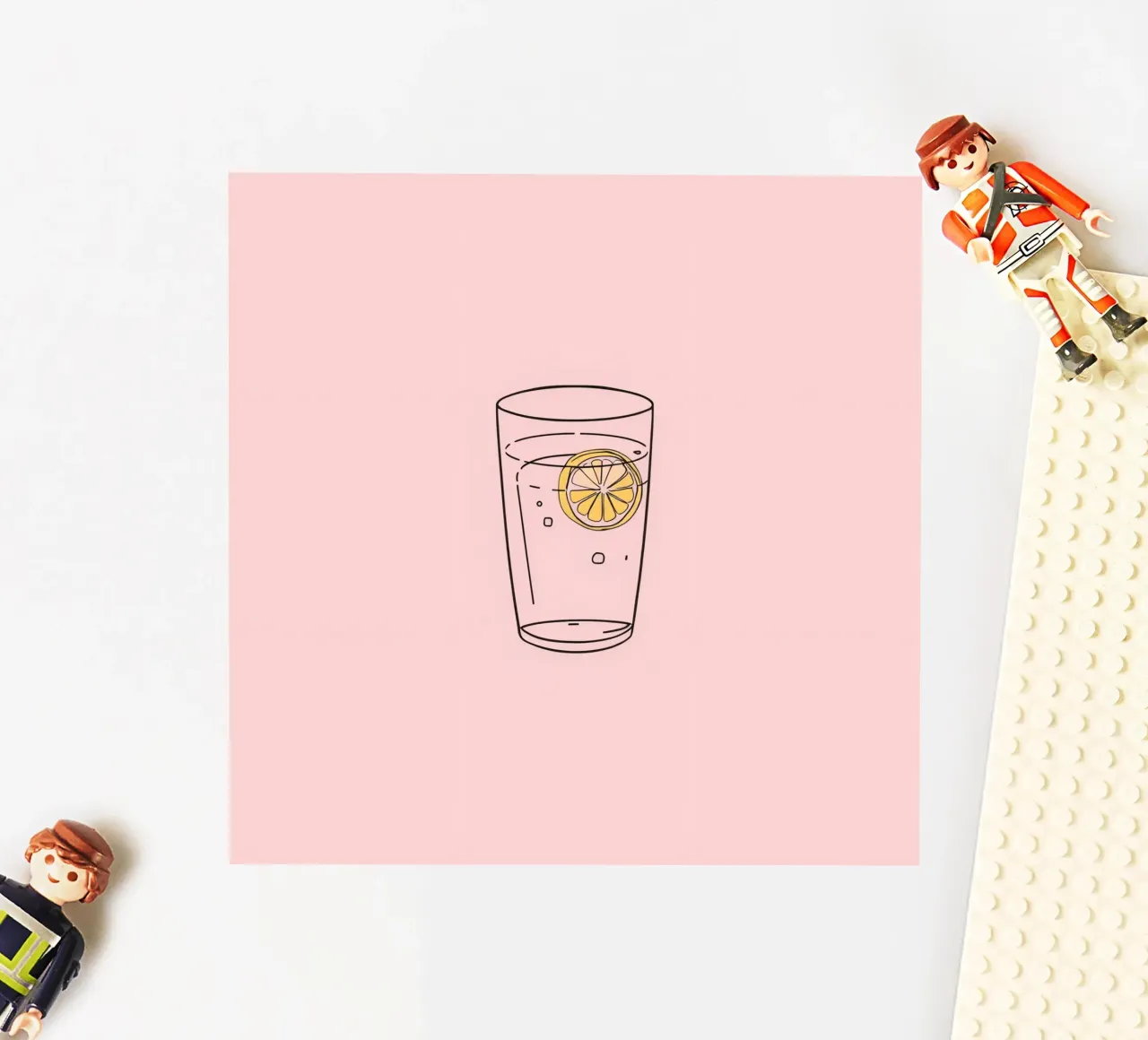 Bevanda rinfrescante servita in un bicchiere trasparente con fetta di limone adesivo da DesignDoodle