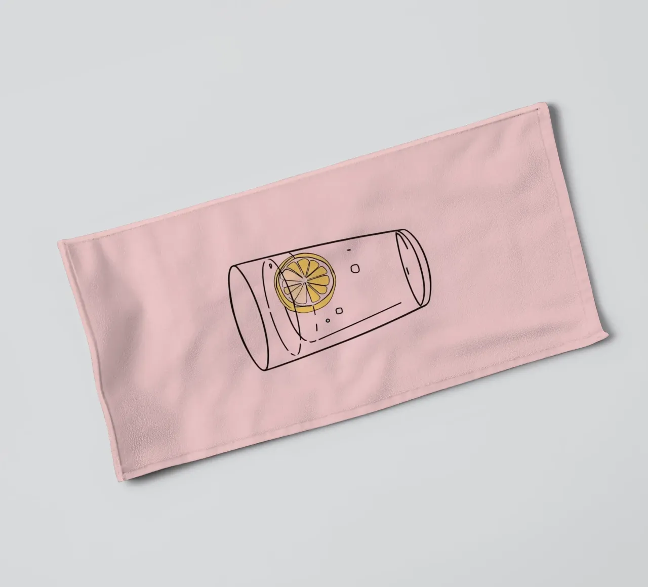 Bevanda rinfrescante servita in un bicchiere trasparente con fetta di limone asciugamano da bagno da DesignDoodle