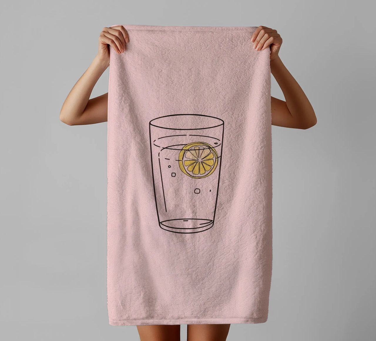 Bevanda rinfrescante servita in un bicchiere trasparente con fetta di limone asciugamano da bagno da DesignDoodle