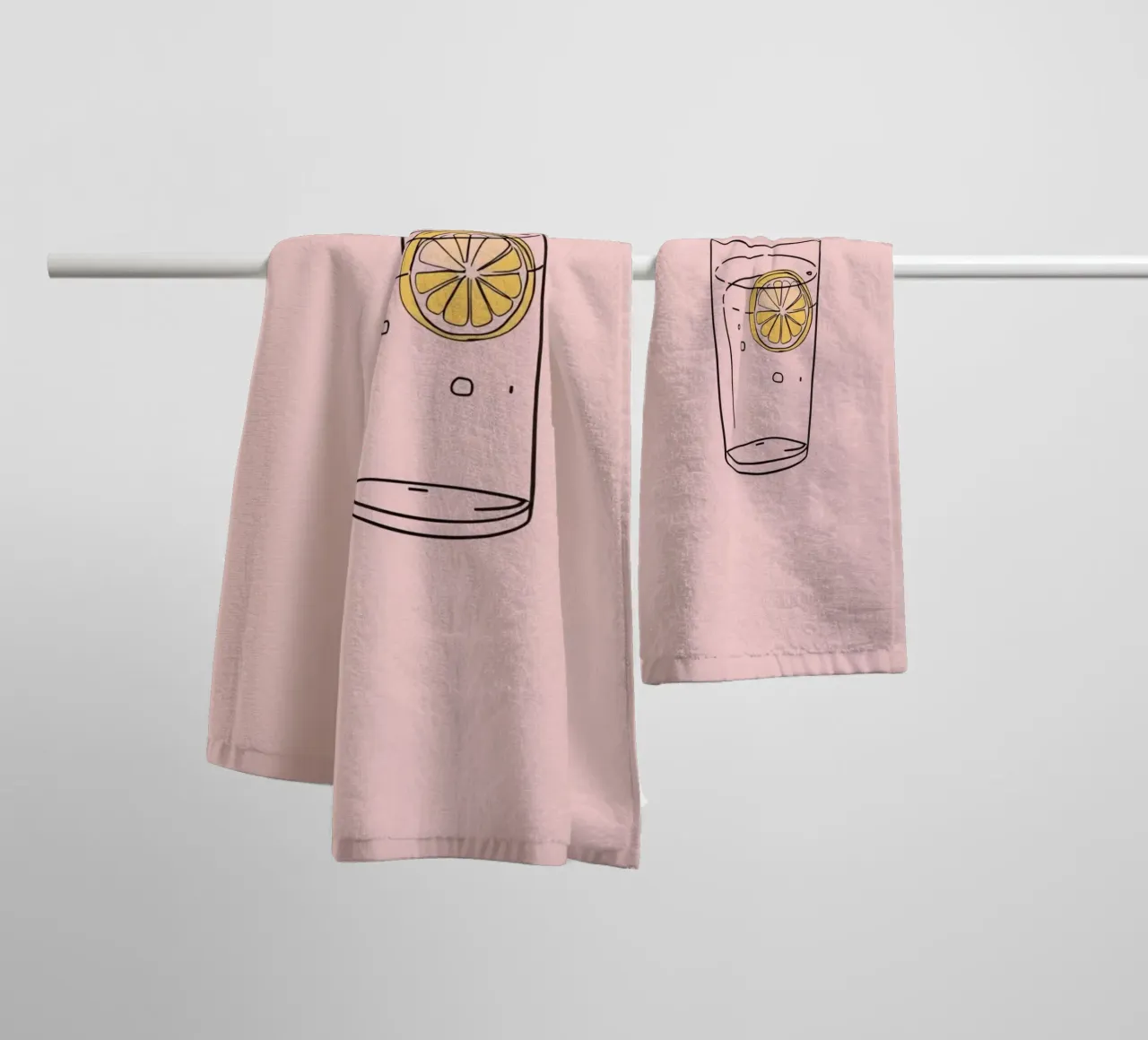 Bevanda rinfrescante servita in un bicchiere trasparente con fetta di limone asciugamano da bagno da DesignDoodle