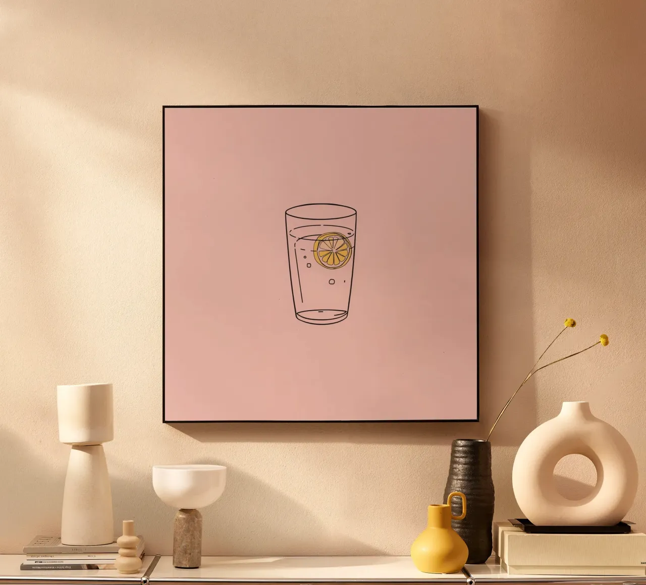 Erfrischungsgetränk, serviert in einem klaren Glas mit Zitronenscheibe Acryl-Glas von DesignDoodle