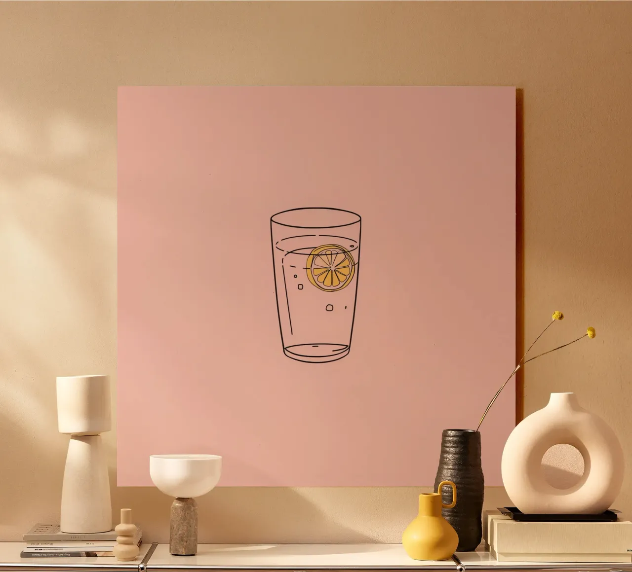 Bevanda rinfrescante servita in un bicchiere trasparente con fetta di limone alluminio dibond da DesignDoodle